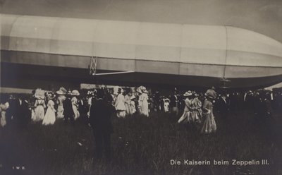 Empress Victoria Augusta of Germany with Zeppelin LZ III (b/w photo) بواسطة مصور فوتوغرافي ألماني