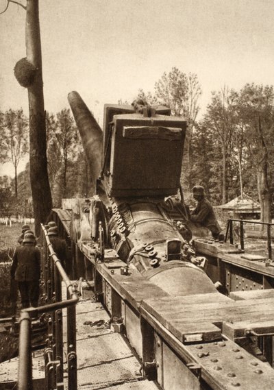 Fast loading rail mounted cannon (b/w photo) بواسطة مصور فوتوغرافي ألماني