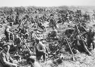 من "الحرب العظمى في فرنسا": مشاة ألمان يستريحون أمام روبي ، حوالي عام 1918 (صورة بالأبيض والأسود) بواسطة مصور فوتوغرافي ألماني