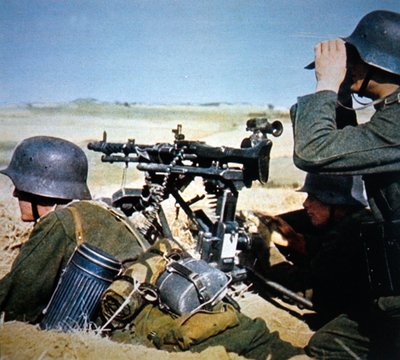 مدفع رشاش ألماني MG34 للأغراض العامة مُثبَّت على حامل ثلاثي القوائم لإطلاق نيران مستمرة (صورة) بواسطة مصور فوتوغرافي ألماني