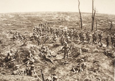 عبور المشاة الألمان فوق Chemin des Dames لمتابعة العدو المنسحب ، 27 مايو 1918 (b / w photo) بواسطة مصور فوتوغرافي ألماني