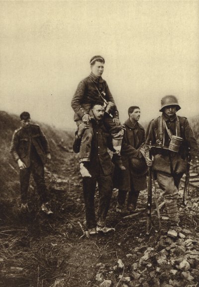 German infantryman with a leg wound being carried from the battlefield by British prisoners, World War I بواسطة مصور فوتوغرافي ألماني