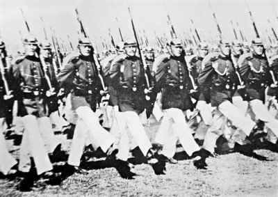 القوات الألمانية في موكب أوزة خطوة قبل القيصر ، 28 أغسطس 1911 (b / w photo) بواسطة مصور فوتوغرافي ألماني