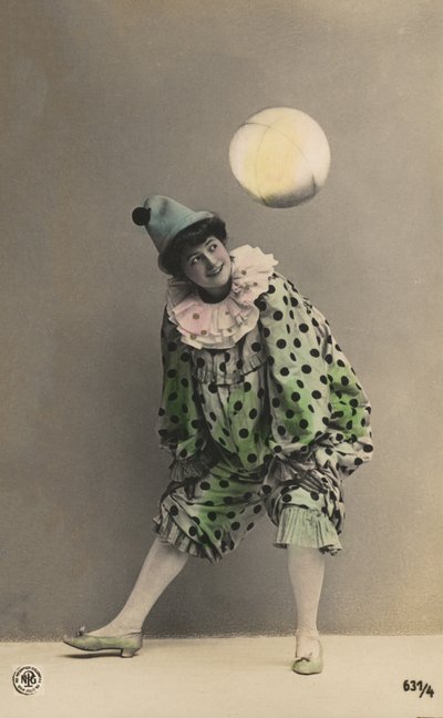 Girl dressed as a clown (colour photo) بواسطة مصور فوتوغرافي ألماني
