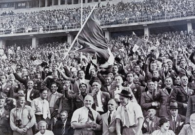 Italian fans supporting their athletes in the stadium at the Olympic Games, Berlin, Germany بواسطة مصور فوتوغرافي ألماني