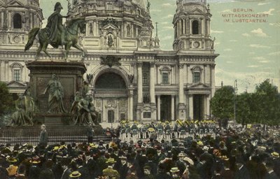 حفلة منتصف النهار في Lustgarten ، برلين (صورة ملونة) بواسطة مصور فوتوغرافي ألماني
