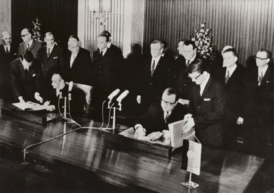 في 26 مايو 1972 ، تم توقيع معاهدة المرور ، وهي أول معاهدة دولة بين جمهورية ألمانيا الديمقراطية وجمهورية ألمانيا الاتحادية ، في عاصمة ألمانيا الديمقراطية ، برلين (صورة b / w) بواسطة مصور فوتوغرافي ألماني