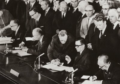 في 3 يونيو 1972 ، وقع وزراء خارجية الدول الأربع البروتوكول النهائي للاتفاقية الرباعية في برلين الغربية في المبنى الذي كان يستخدمه سابقًا مجلس التحكم المتحالف في القطاع الأمريكي من برلين الغربية (صورة b / w) بواسطة مصور فوتوغرافي ألماني