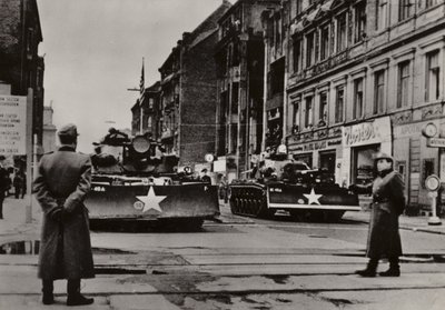 بدأت الاستفزازات الخطيرة بشكل خاص بين 24 و 28 أكتوبر 1961 عندما انتهك جنود أمريكيون مدججون بالسلاح ، مدعومين بالدبابات ، بشكل متكرر حدود الدولة لجمهورية ألمانيا الديمقراطية (صورة b / w) بواسطة مصور فوتوغرافي ألماني