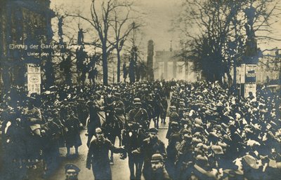 عودة القوات الألمانية في مسيرة على أونتر دن ليندن ، برلين ، ديسمبر 1918 (صورة أبيض وأسود) بواسطة مصور فوتوغرافي ألماني