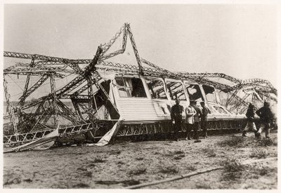 أنقاض Zeppelin LZ10 "Schwaben" بعد تدميرها في 28 يونيو 1912 (b / w photo) بواسطة مصور فوتوغرافي ألماني