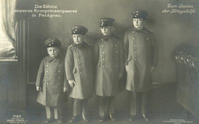 The sons of Crown Prince Wilhelm of Germany in military uniform (b/w photo) بواسطة مصور فوتوغرافي ألماني