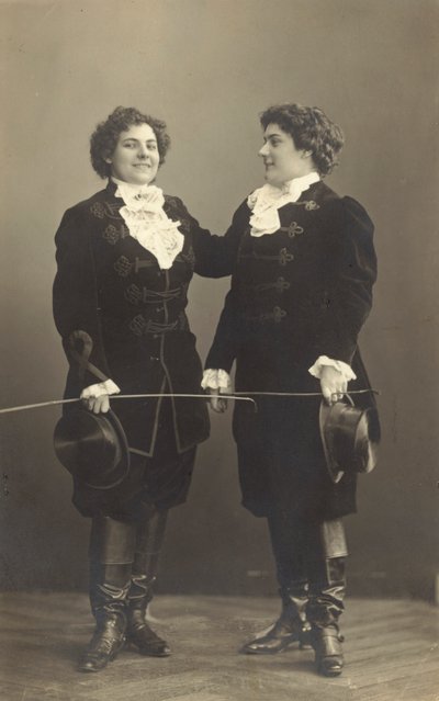 Two women in period costume (b/w photo) بواسطة مصور فوتوغرافي ألماني