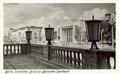 منظر لـ Deutsche Sporthalle ، Stalinallee ، برلين الشرقية ، خمسينيات القرن العشرين (صورة بالأبيض والأسود) بواسطة مصور فوتوغرافي ألماني
