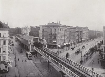 Wiener Strasse مع محطة سكة حديد مرتفعة (b / w photo) بواسطة مصور فوتوغرافي ألماني