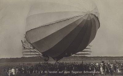 Zeppelin LZ III بعد الهبوط في ميدان إطلاق النار Tegel ، برلين (صورة b / w) بواسطة مصور فوتوغرافي ألماني