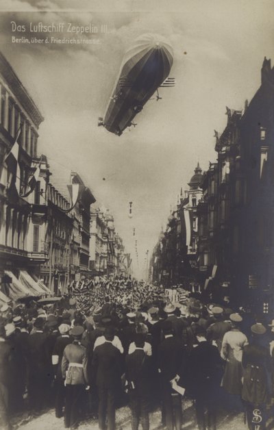 Zeppelin LZ III تحلق فوق شارع Friedrichstrasse ، برلين (b / w photo) بواسطة مصور فوتوغرافي ألماني