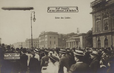 Zeppelin LZ III flying over Unter den Linden, Berlin بواسطة مصور فوتوغرافي ألماني