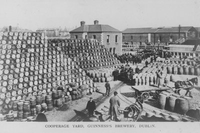ساحة Cooperage ، Guinness Brewery ، دبلن ، أيرلندا (b / w photo) بواسطة المصور الأيرلندي