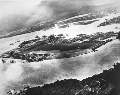 Aerial view of Ford Island and Battleship Row, Pearl Harbor, 7th December 1941 (b/w photo) بواسطة مصور فوتوغرافي ياباني