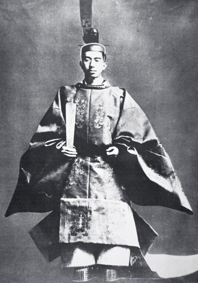 Hirohito, Emperor of Japan at his enthronement بواسطة مصور فوتوغرافي ياباني
