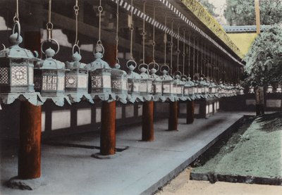 Japan, c.1912: Bronze Lanterns at Kasuga Temple, Nara (photo) بواسطة مصور فوتوغرافي ياباني