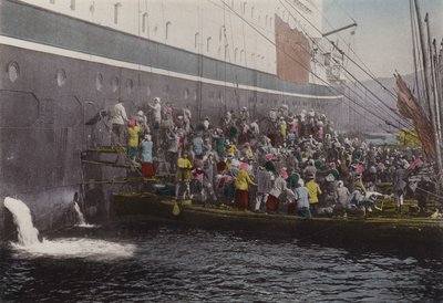 اليابان ، حوالي عام 1912: فحم على السفينة في ميناء ناغازاكي (صورة) بواسطة مصور فوتوغرافي ياباني