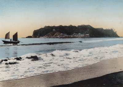 اليابان ، حوالي عام 1912: شوهدت جزيرة إنوشيما بالقرب من كاماكورا (الصورة) بواسطة مصور فوتوغرافي ياباني