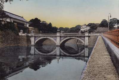اليابان ، حوالي عام 1912: مدخل القصر الإمبراطوري ، طوكيو ؛ حيث كانت قلعة Shoguns تقف في زمن النظام الإقطاعي (صورة) بواسطة مصور فوتوغرافي ياباني
