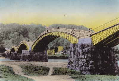 اليابان ، حوالي عام 1912: كينتايكيو ، مضاءة "جسر الحزام الدمشقي" ، لوحظ في اليابان ، مقاطعة سو (الصورة) بواسطة مصور فوتوغرافي ياباني