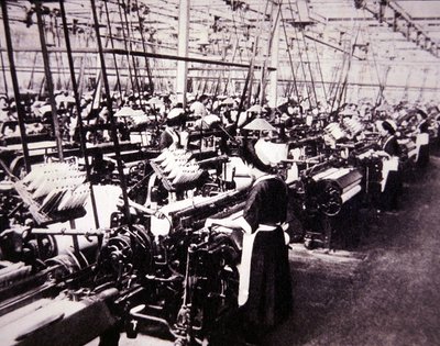 صناعة القطن اليابانية: نساء يعملن في أنوال تويودا ، حوالي عام 1920 (أبيض وأسود) بواسطة مصور فوتوغرافي ياباني