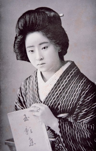 Japanese Girl, c.1910 (b/w photo) بواسطة مصور فوتوغرافي ياباني