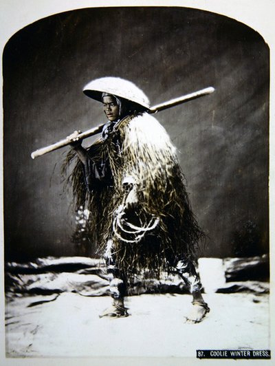 عتال ياباني بملابسه الشتوية ، حوالي عام 1900 (صورة ملونة) بواسطة مصور فوتوغرافي ياباني
