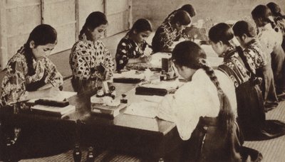 تلاميذ المدارس اليابانية في الفصل (صورة b / w) بواسطة مصور فوتوغرافي ياباني