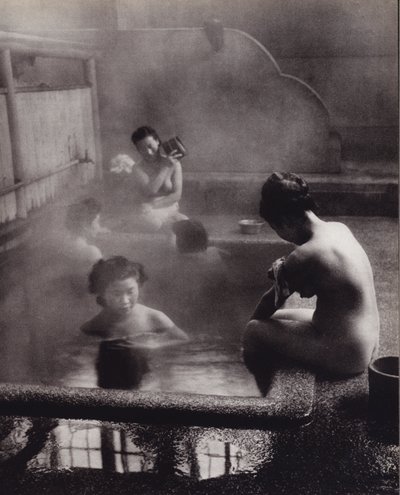 حمام عام (b / w photo) بواسطة مصور فوتوغرافي ياباني