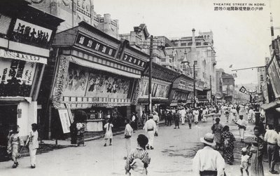 شارع المسرح في كوبي ، اليابان (صورة b / w) بواسطة مصور فوتوغرافي ياباني