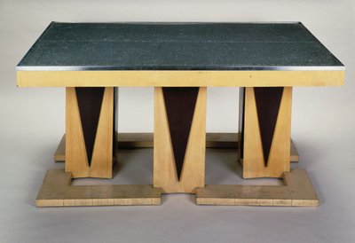 Table, by Pierre-Emile Legrain (1889-1929), in dark lacquered sycamore, Art deco style. France, 20th century. بواسطة بيير إي ليغرين
