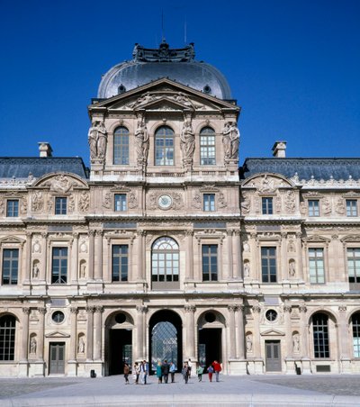 الهندسة المعمارية: منظر للصحن المربع في متحف اللوفر. أنجزه بيير ليسكوت (1515-1578) بواسطة بيير ليسكوت