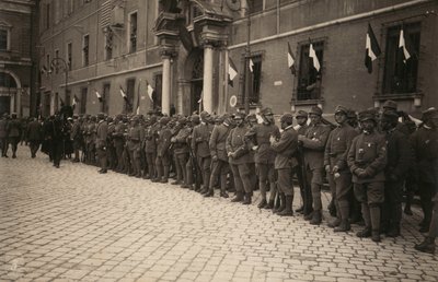 ألبوم "The GM R. Army (World War I)": القوات العسكرية في أحد شوارع مدينة رافينا مزينة بشكل احتفالي بالألوان الثلاثة على النوافذ (صورة أبيض وأسود) بواسطة بيترو بيزي
