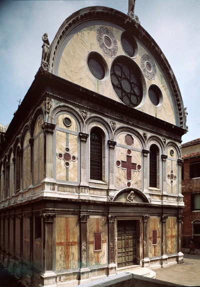Facade of the Church of Santa Maria dei Miracoli (Saint Mary of the Miracles) made by Pietro Lombardo (1435-1515) 1481-1489 Venice, Italy بواسطة بيترو لومباردو