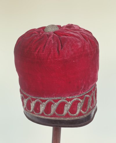 قبعة الكنيسة الأرثوذكسية من المفترض أن يرتديها نابليون (1769-1821) أثناء عبور نهر Berezyna في عام 1812 (المخمل بخيوط الجلد والفضة) بواسطة المدرسة البولندية