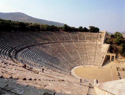 منظر لمسرح إبيداوروس من صنع المهندس المعماري بوليكليت لو جون في اليونان. بواسطة Polycletus (نشط c.450 c.415 قبل الميلاد)