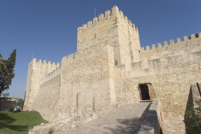 المنظر الخارجي للقلعة بواسطة المدرسة البرتغالية