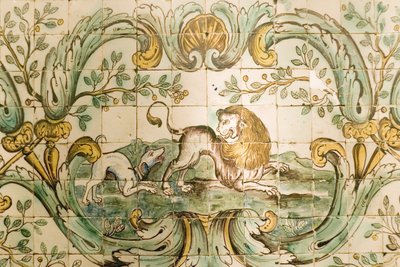 Majolica يصور بلاط كلب يطارد أسدًا ، من The Hunting Room at Palacio da Praia، Belem، c.1680 (سيراميك) بواسطة المدرسة البرتغالية