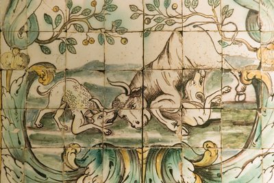 بلاط Majolica يصور الكلاب التي تهاجم الثور ، من The Hunting Room في Palacio da Praia ، Belem ، c.1680 (سيراميك) بواسطة المدرسة البرتغالية