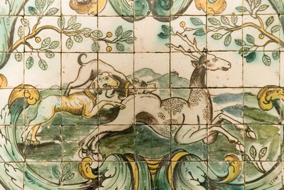 بلاط Majolica يصور الكلاب التي تطارد الغزلان من The Hunting Room في Palacio da Praia ، Belem ، c.1680 (سيراميك) بواسطة المدرسة البرتغالية
