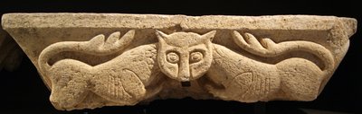 Zoomorphic Capital من أحد الأعمدة الأصلية. (جرانيت) بواسطة المدرسة البرتغالية