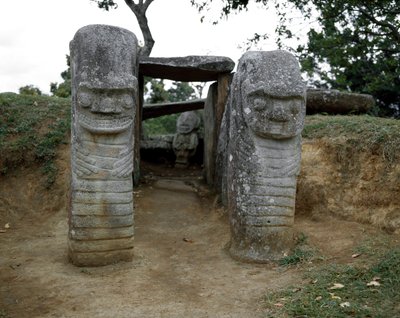 النحت المغليثى من caryatids حيوانية بواسطة ما قبل كولومبوس قبل كولومبوس