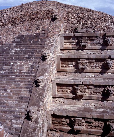 Precolombian civilization: view of the site of Teotihuacan (300 BC-600 AD): the Temple of Quetzalcoatl or Temple of the Feathered Snake. Mexico بواسطة ما قبل كولومبوس قبل كولومبوس