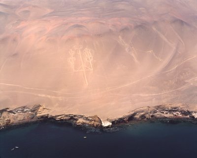 منظر جوي لشمعدانات باراكاس أو الشمعدانات في جبال الأنديز ، في خليج بيسكو (1983 - تصوير فوتوغرافي) بواسطة عصور ما قبل التاريخ